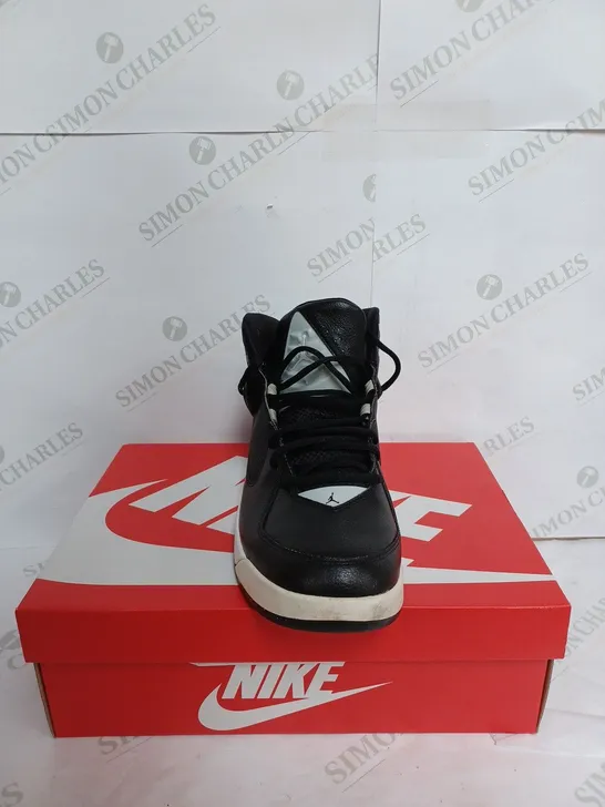 JORDAN FLIGHTS IN BLACK & WHITE - UK 10