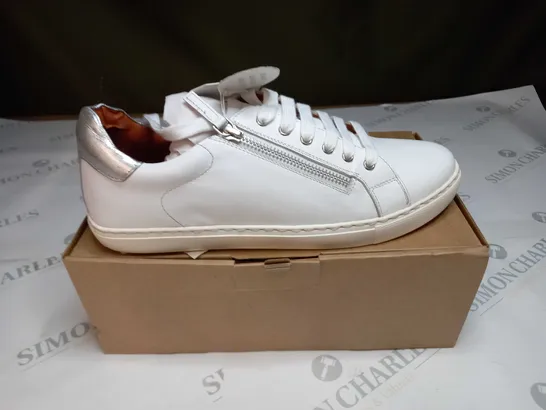 BOXED MAISON DE NIMES LEATHER ZIP SIDE TRAINERS SIZE 8