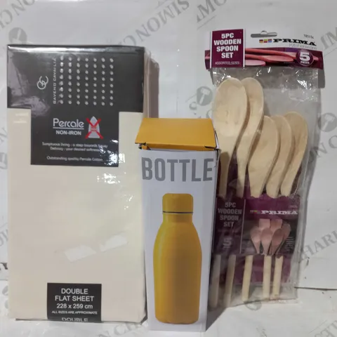 BOX OF APPROXIMATELY 10 ASSORTED HOUSEHOLD ITEMS TO INCLUDE 5PC WOODEN SPOON SET, STAINLESS STEEL DRINK BOTTLE, PERCALE DOUBLE FLAT SHEET, ETC