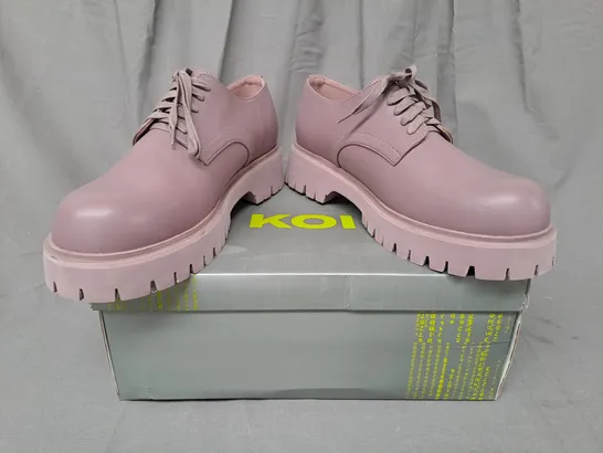 BOXED PAIR OF KOI AVIAN MEN'S LACE UP SHOES IN MAUVE UK SIZE 10