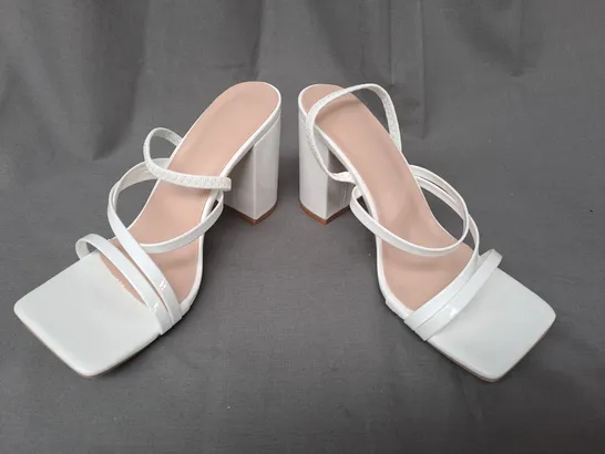 BOXED PAIR OF DESIGNER OPEN TOE BLOCK HEEL STRAPPY SANDALS IN WHITE EU SIZE 37