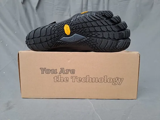 BOXED PAIR OF VIBRAM FIVEFINGERS V-TREK SHOES IN BLACK EU SIZE 44