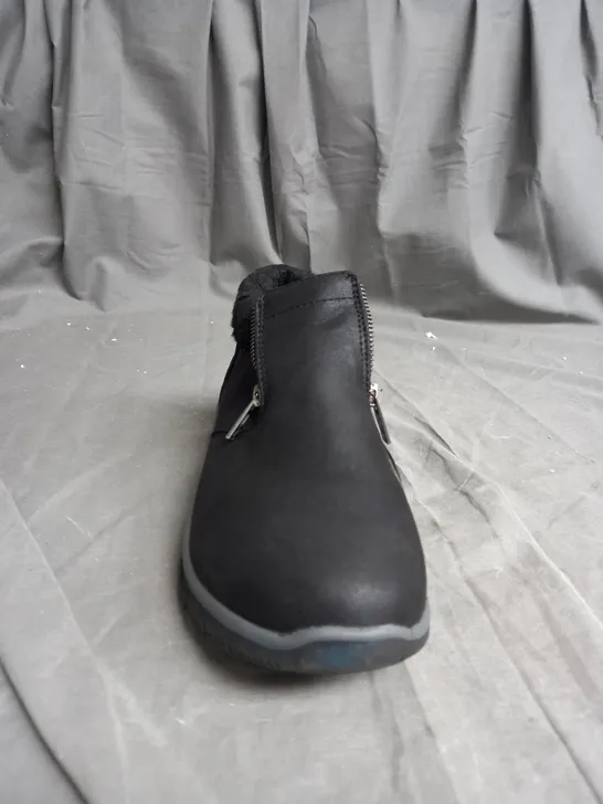 SKETCHERS EASY GOING BOOT IN BLACK - SIZE 5.5