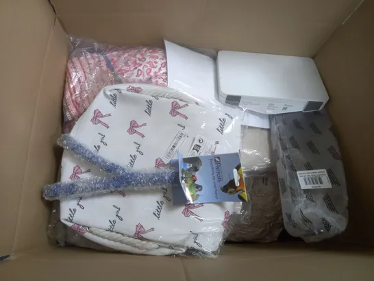 BOX OF APROXIMATELY 15 ASSORTED HOUSEHOLD ITEMS TOO INCLUDE HOSE PIPES , BEDDING , PET ACCESSORIES  , ETC 