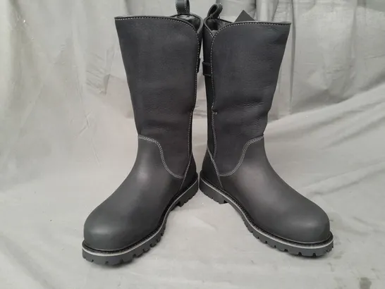 BOXED PAIR OF BAREBACK QUEBEC WATERPROOF BOOTS IN BLACK EU SIZE 38