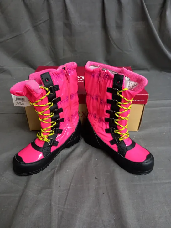 BOX OF 8 PAIRS OF GIRLS BOOTS IN BLACK/PINK/GREEN SIZE 13