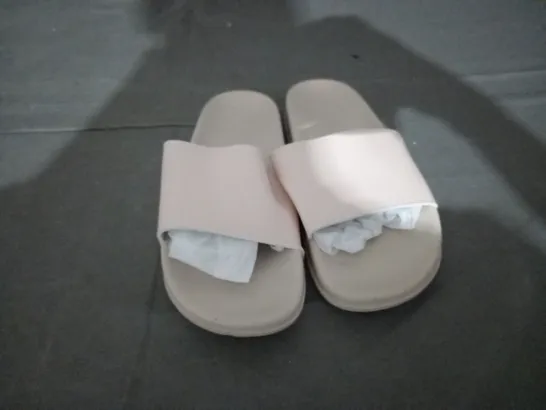 APPROXIMATELY 24 PAIRS OF PINK SLIPPERS IN VARIOUS SIZES TO INCLUDE SIZE 4