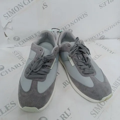 BOXED VIONIC TRAINERS IN GREY SIZE 7