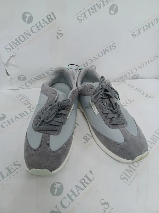 BOXED VIONIC TRAINERS IN GREY SIZE 7