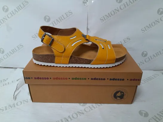 ADESSO LEATHER BROGAN SUNFLOWER SANDAL IN MUSTARD 