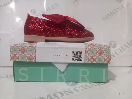 BOXED PAIR OF SIRRI INFANT SHOES IN RED W. GLITTER EFFECT AND BOW DETAIL UK SIZE 7