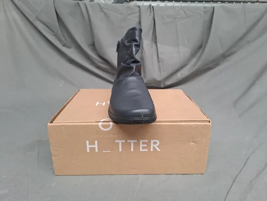 BOXED PAIR OF HOTTER WHISPER BOOTS IN NAVY SIZE 7