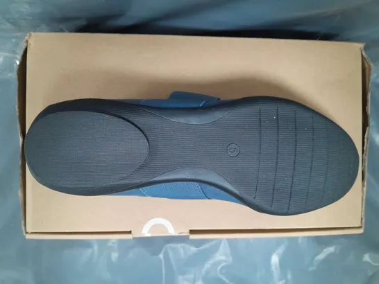 BOXED PAIR OF HOTTER SHOES IN BLUE UK SIZE 5