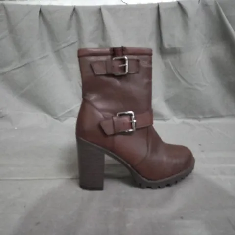 APPROXIMATELY 6 PAIRS OF BLOCK HEELED BOOTS IN VARIOUS SIZES 