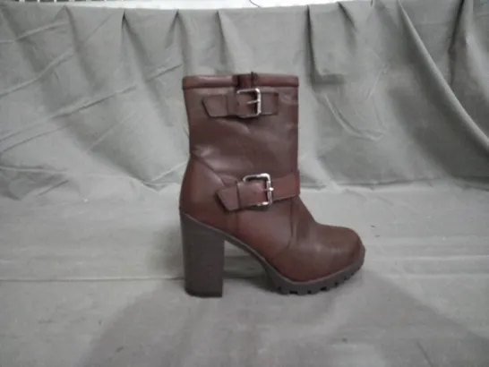 APPROXIMATELY 6 PAIRS OF BLOCK HEELED BOOTS IN VARIOUS SIZES 