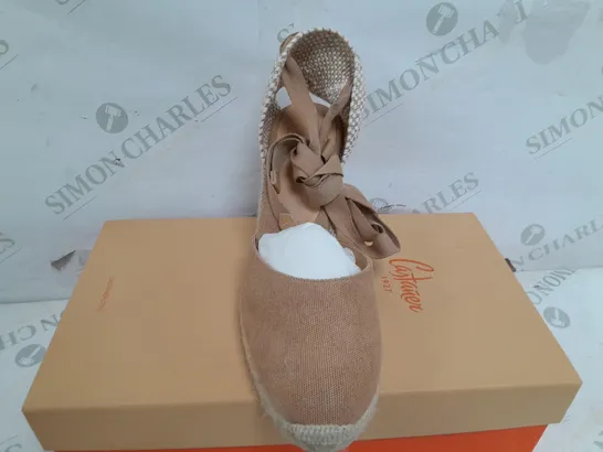 BOXED PAIR OF CAITANER CARINA RAISED HEEL SHOES IN BEIGE - UK 5