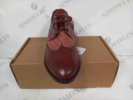 BOXED PAIR OF DESIGNER LEATHER LACE UP SHOES IN BROWN EU SIZE 36