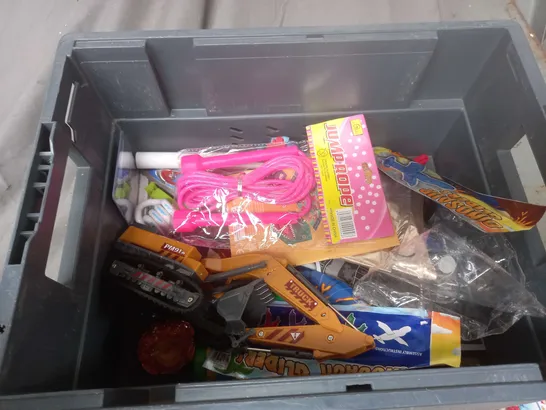 BOX OF ASSORTED TOYS AND GAMES TO INCLUDE TOP TRUMPS, CARD GAMES AND SKIPPING ROPES