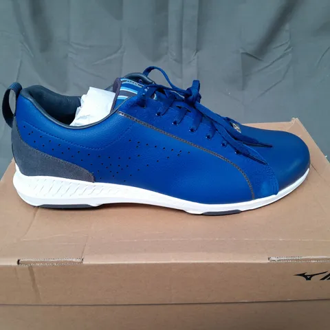 BOXED PAIR OF MIZUNO TRAINERS IN BLUE SIZE UK 11