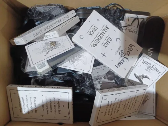 BOX OF APPROXIMATELY 15 ASSORTED WITCH CASKET ITEMS TO INCLUDE DAILY AWARENESS DECK, ENAMEL PIN, BLACK TOURMALINE, ETC