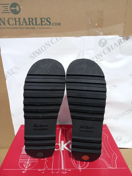 BOXED PAIR OF KICKERS SIZE 39