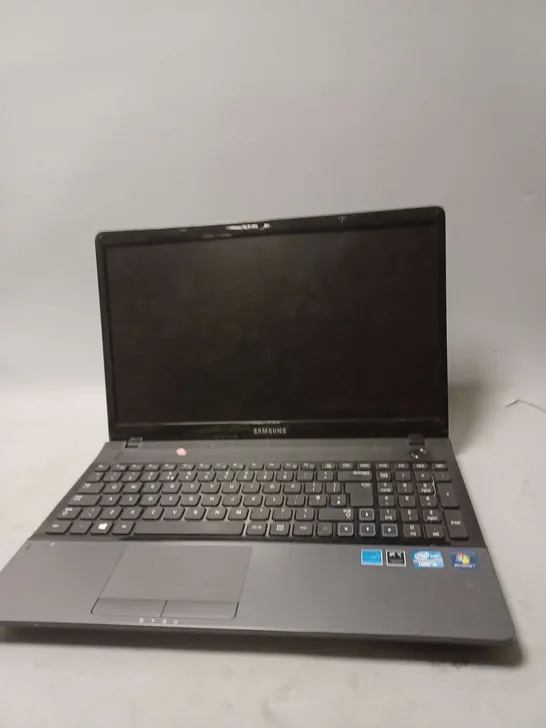 SAMSUNG NP300 LAPTOP 