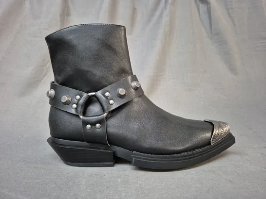 BOXED PAIR OF KOI SOULRENDER MEN'S HARDWARE COWBOY BOOTS IN BLACK/ANTIQUE SILVER UK SIZE 7