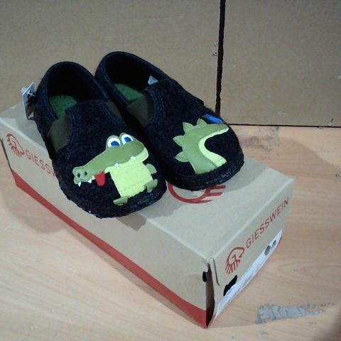 BOXED PAIR OF GIESSWEIN KIDS SLIPPERS BLACK/GREEN SIZE 27