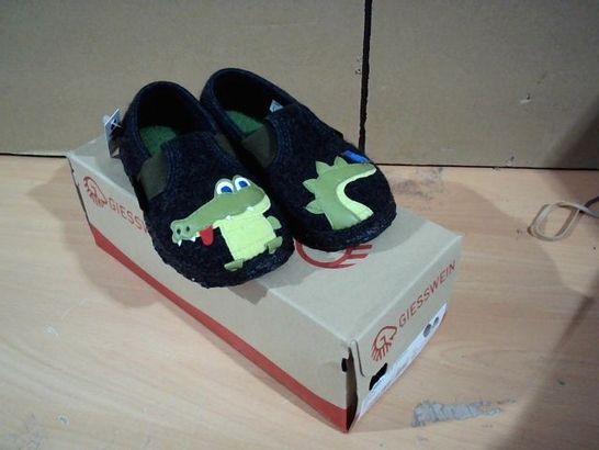 BOXED PAIR OF GIESSWEIN KIDS SLIPPERS BLACK/GREEN SIZE 27