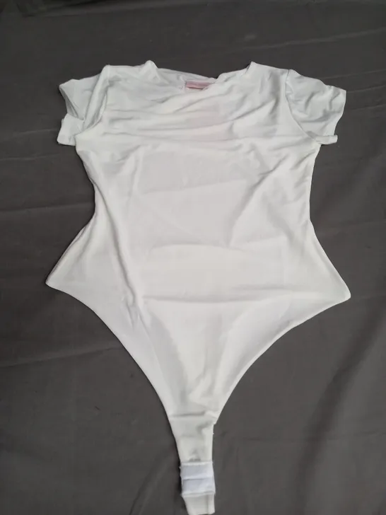 PINK BOUTIQUE WHITE ROUND NECK STRETCH BODYSUIT - SIZE UNSPECIFIED 