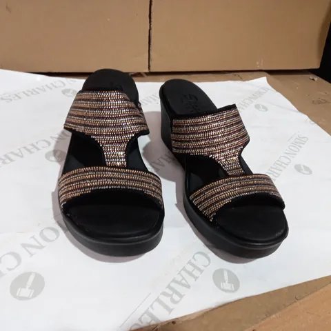 BOXED PAIR OF SKECHERS RUMBLE ON BLING GAL RHINESTONE SLIDE WEDGE SANDAL BLACK/GOLD - SIZE 7