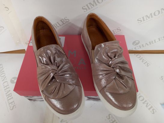 BOXED PAIR OF MODA IN PELLE SLIP ON SHOES - METALLIC PINK SIZE 39EU