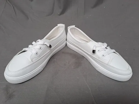 BOXED PAIR OF FASHION JIUYOU SHOES IN WHITE EU SIZE 40