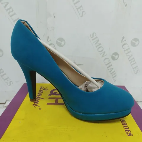 BOX OF APPROXIMATELY 10 PAIRS OF QUNHUI BLUE HIGH HEELED SHOES 