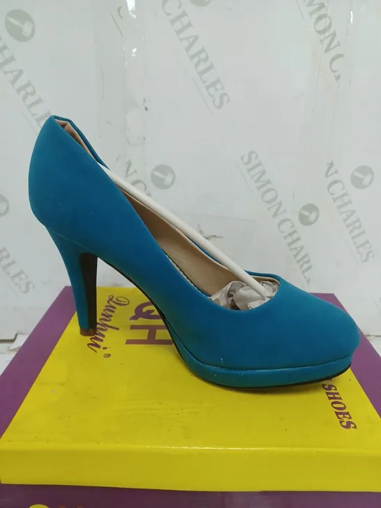 BOX OF APPROXIMATELY 10 PAIRS OF QUNHUI BLUE HIGH HEELED SHOES 