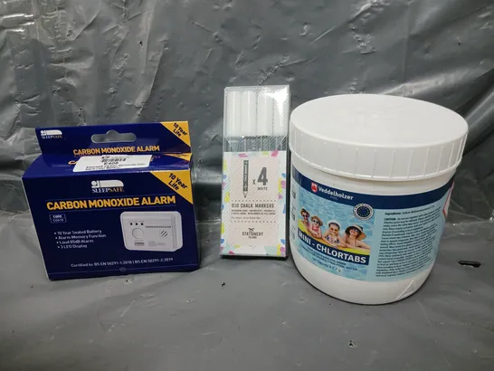 APPROXIMATELY 15 ASSORTED HOUSEHOLD ITEMS TO INCLUDE CARBON MONOXIDE ALARM, CHLORINE TABLETS, D30 CHALK MARKERS, ETC