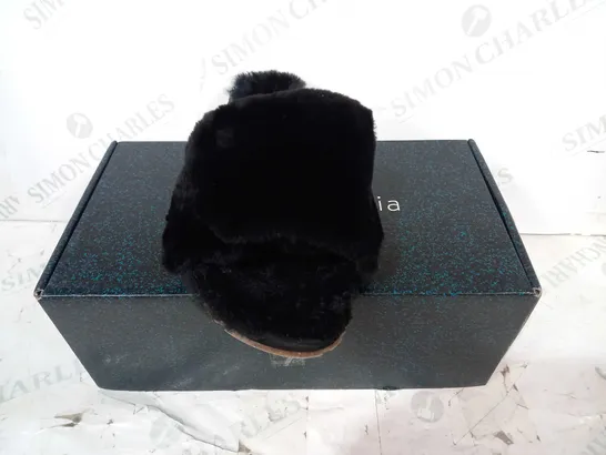 BOXED PAIR OF EMU OPEN TOE FLUFFY SLIPPERS IN BLACK SIZE W6/M7