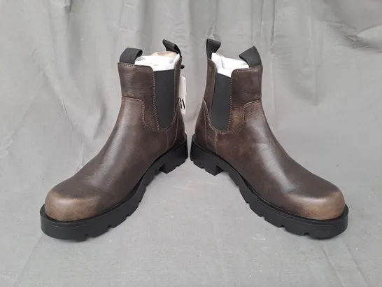 PAIR OF ZARA ANKLE BOOTS IN BROWN EU SIZE 41