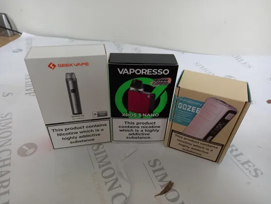 APPROXIMATELY 20 VAPES & E-CIGARETTES TO INCLUDE GEEKVAPE WENAX H1, VAPORESSO XROS 3 NANO, INNOKN GOZEE, ETC