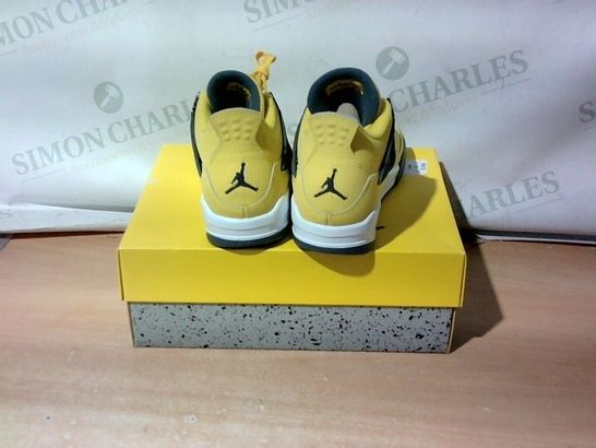 BOXED PAIR OF NIKE TRAINERS SIZE 6