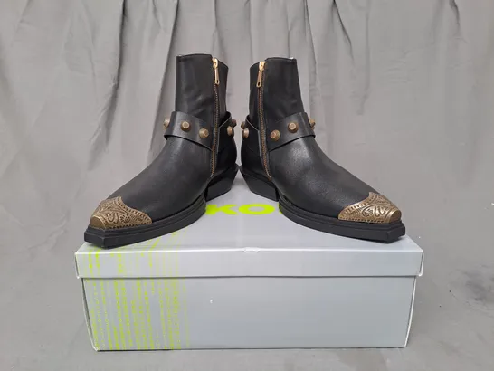 BOXED PAIR OF KOI SOUL RENDER COWBOY BOOTS IN BLACK/BRONZE EFFECT UK SIZE 7