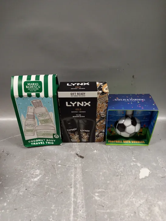 LOT OF 3 ASSORTED COSMETIC BOXSETS TO INCLUDE - LYNX GOLD BODY COLLECTION - BAYLIS & HARDING FOOTBALL BATH BUBBLES - MARIO BADESCU SKINCARE TRAVEL TRIO