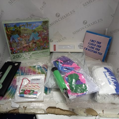BOX OF APPROX 10 ASSORTED ITEMS TO INCLUDE FACE MASKS, WOODLAND CAMPERS JIGSAW, PARTY BALLOONS