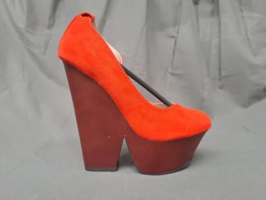 BOX OF APPROXIMATELY 10 PAIRS OF FIORE HIGH WOODEN PLATFORM SHOES IN ORANGE IN VARIOUS SIZES