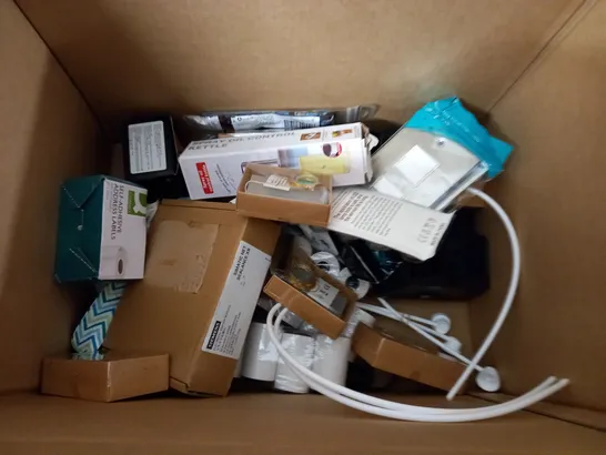 LOT OF ASSORTED HOUSEHOLD ITEMS TO INCLUDE FRAGRANCED CANDLE, WIRE COIL AND ADDRESS LABELS