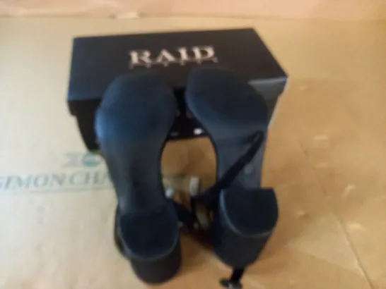 PAIR OF RAID BLOCK HEELED SHOES - 7