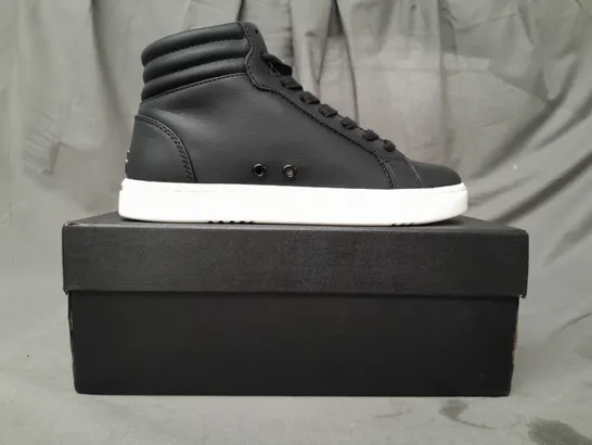 BOXED PAIR OF FUEGO SHOES IN BLACK US SIZE 3.5M/4.5W