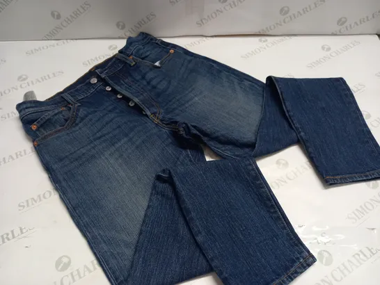 LEVIS 501 MID WASH JEANS - W29 L28