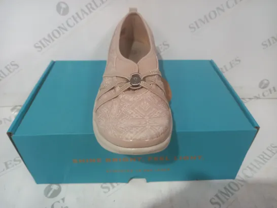 BOXED PAIR OF BZEES SHOES IN BEIGE SIZE 7