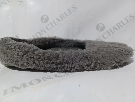 PAIR OF BOXED EMU AUSTRALIA "MIRA" SLIPPERS IN CHARCOAL, UK SIZE 6